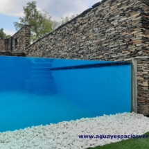Vidrio en piscina desbordante