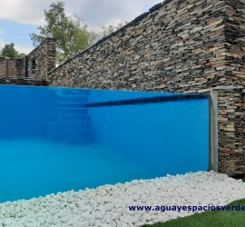 Vidrio en piscina desbordante