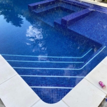Banco hidromasaje integrado en piscina