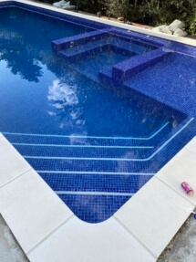 Banco hidromasaje integrado en piscina