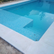 Piscina de obra con banco de relax