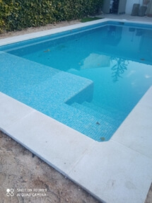 Piscina de obra con banco de relax