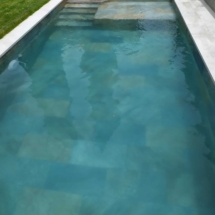 Piscina de obra con revestimiento porcelánico
