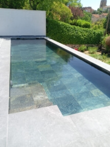 Piscina de obra con terminación porcelánica