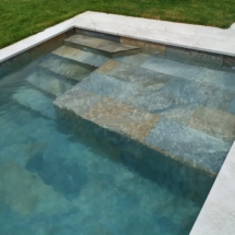 Escalera y zona de relax con material porcelanico