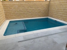 Piscina de obra con banco de relax