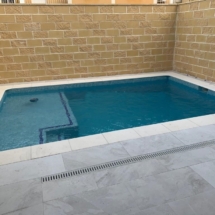 Piscina de obra con banco de relax