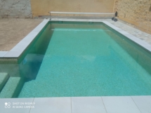 Piscina de obra con gresite en color beige