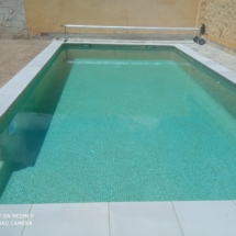 Piscina de obra con gresite en color beige