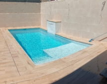 Piscina de obra con revestimiento porcelanico