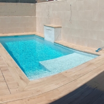 Piscina de obra con revestimiento porcelanico